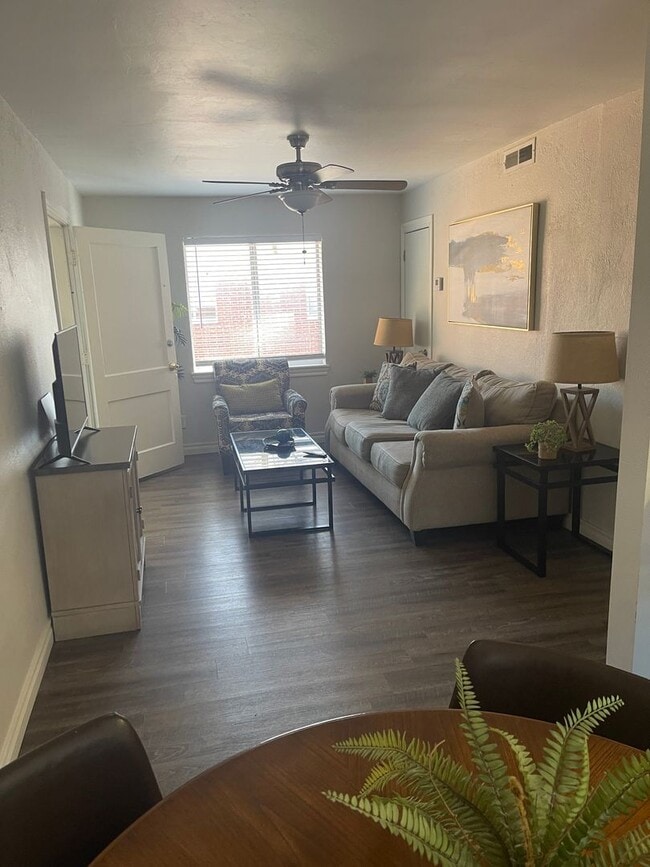 Foto del edificio - Charming 1-Bed, 1-Bath Apartment steps from the Plaza District