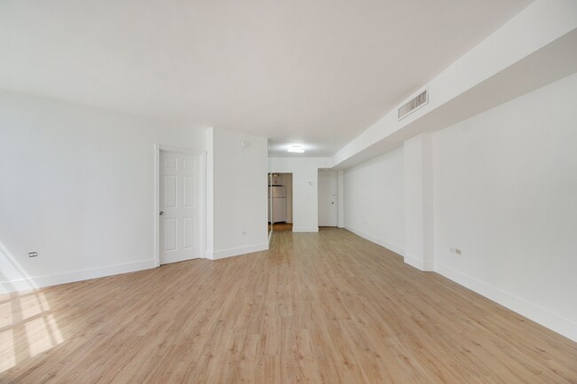 Building Photo - 999 Brickell Bay Dr