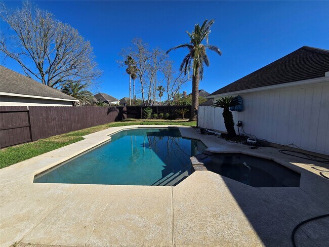 Foto del edificio - 1742 Crescent Green Dr