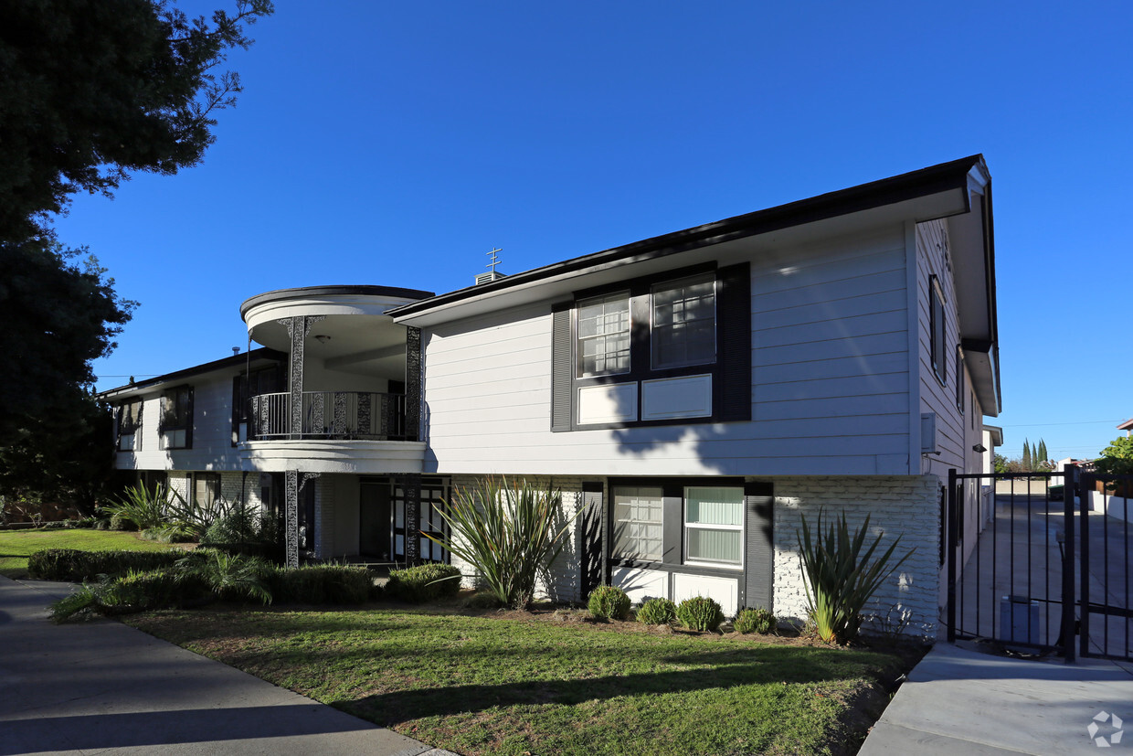 Primary Photo - Walnut Street Apartments