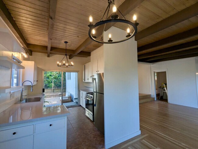 Foto del edificio - CHARMING THREE BEDROOM ONE AND HALF BATH H...