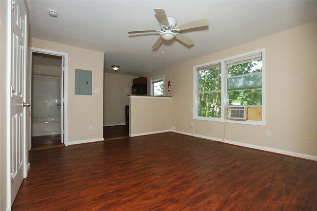 Building Photo - 256 E Pecan Ln