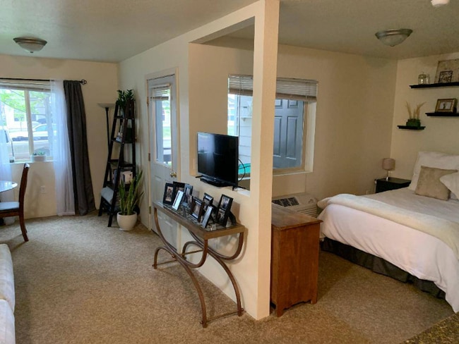 Building Photo - 741 W Sussex Ave