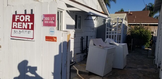 Foto del edificio - 24245 Neece Ave