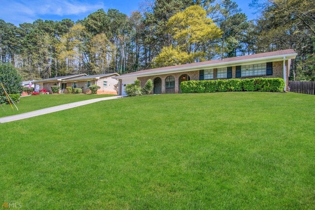 Building Photo - 2740 Williamsburg Dr