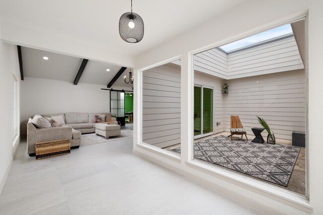 Foto del edificio - Beautiful Renovated 4 bedroom home