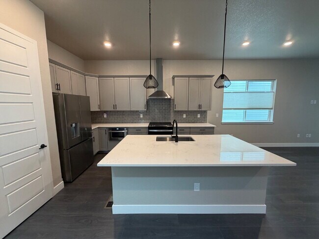 Building Photo - Modern Luxury Living with a Chef's Kitchen, Bonus Room & Home Office!