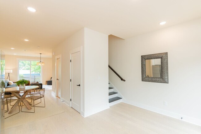 Building Photo - 2 Bedroom Townhome in Northshore Chattanooga