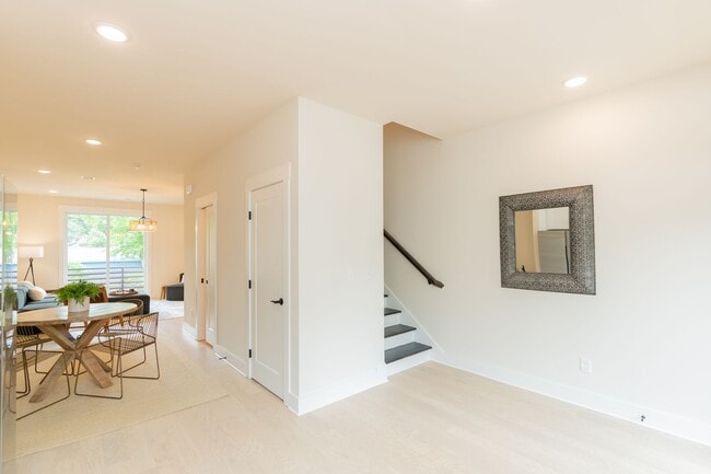 Building Photo - Modern North Shore Townhome with 2-Car Garage & Walkable Location