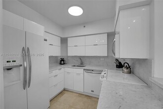 Building Photo - 1500 Bay Dr E