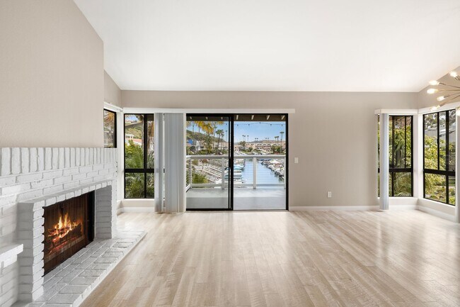 Building Photo - 4585 Cove Dr