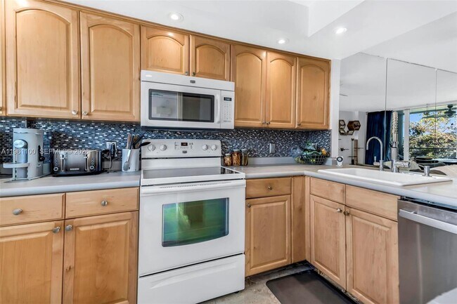 Building Photo - 120 Royal Pk Dr