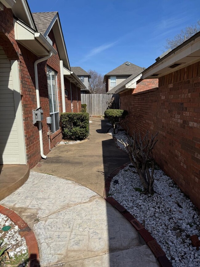 Foto del edificio - 3 bedroom patio home in west Norman