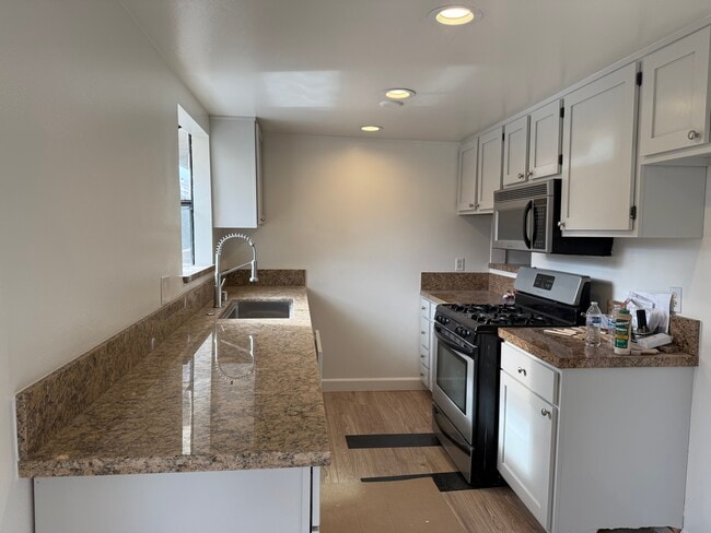 Building Photo - 10330 Riverside Dr