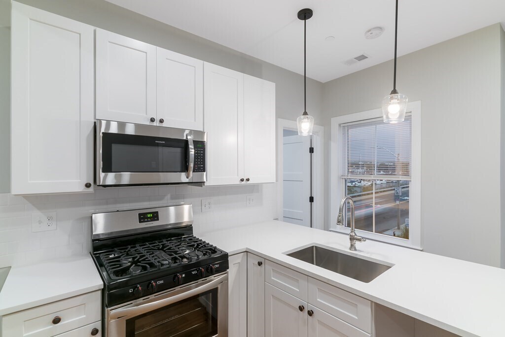Primary Photo - 475 Meridian St
