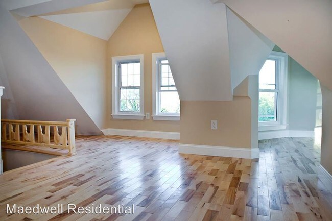 Building Photo - 2714 22nd St NE