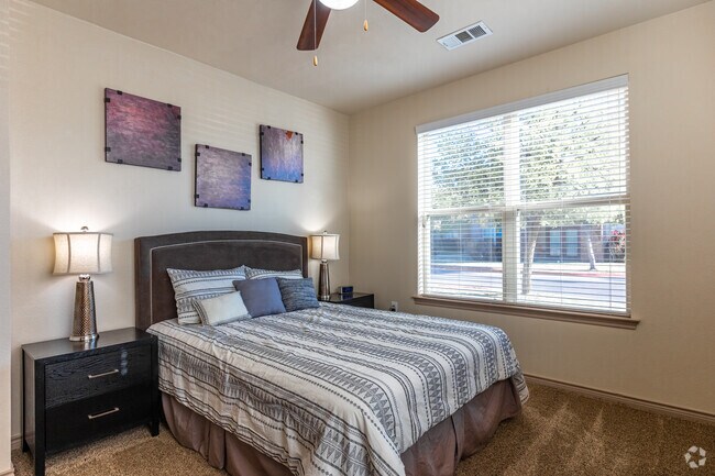 2 habitaciones, 2 baños - 1075 pies cuadrados - Dormitorio principal - Anatole at City View