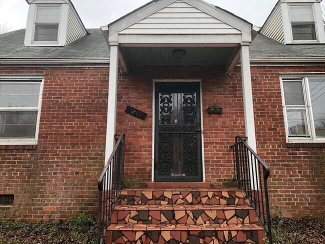 Foto del edificio - Updated 4 Bedroom Cape in Randolph Availab...