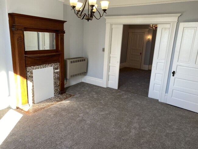 Building Photo - 2 Bedroom, 1 Bath Plus Office