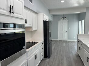 Building Photo - 5005 Tamarach Dr