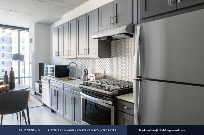 Foto del edificio - Four50, 450 W Belmont Ave