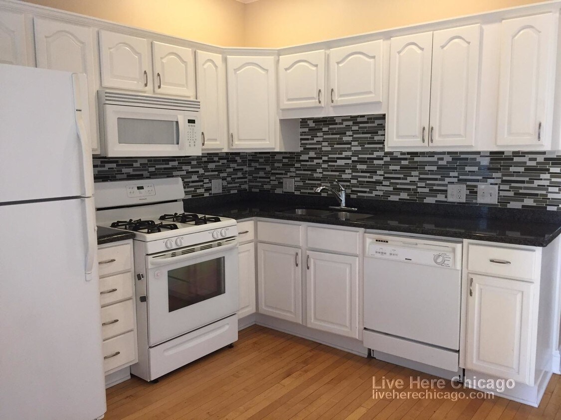 Foto principal - 2439 N St Louis Ave