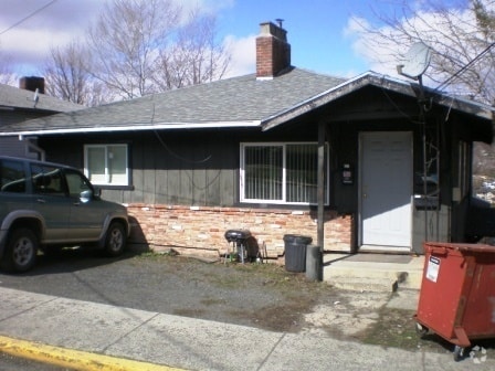 Building Photo - 725 NE Maple St