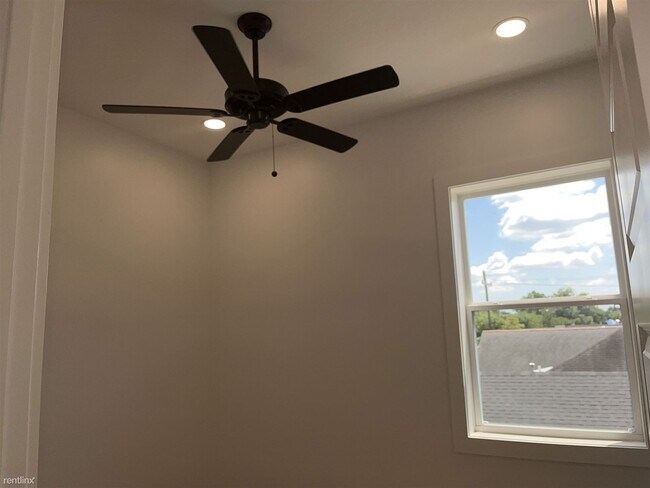 Building Photo - 2 br, 1.5 bath Duplex - 1662 North Tonti S...