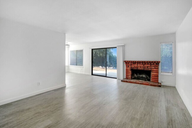 Foto del edificio - 2279 N Sycamore Ave