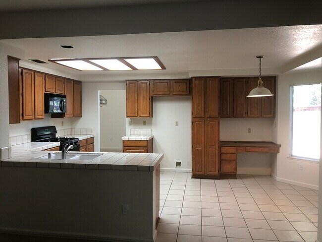 Foto del edificio - SPACIOUS 5 bed 3 full bath home in Rocklin