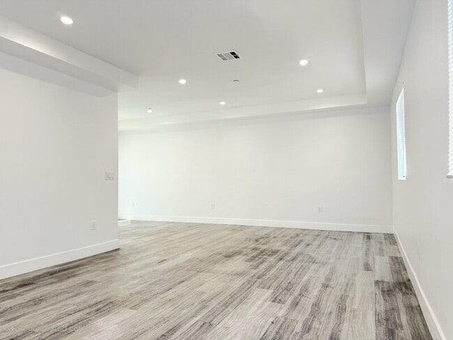 Building Photo - 827 E 74th St