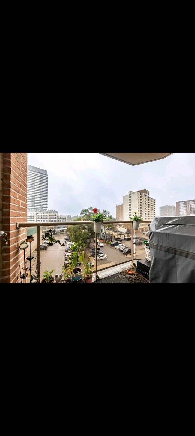 Photo du bâtiment - 2088 Lawrence Av W