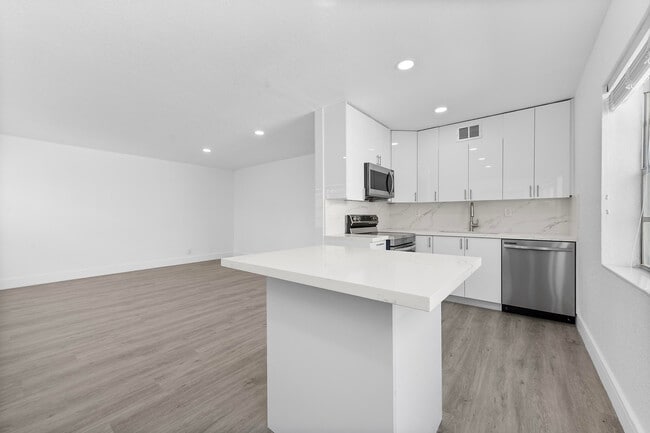 Building Photo - 511 Flanders K