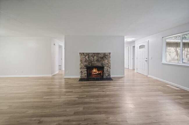 Foto del edificio - Classic rambler has 3 bedrooms, 1.75 baths, North Thurston School District