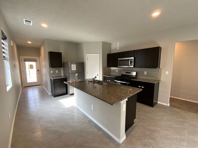 Foto del edificio - 3 Bedroom Single Story Home Available Near...