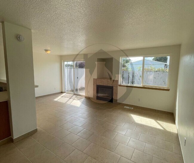 Foto del edificio - Charter Triplex #2022-1085