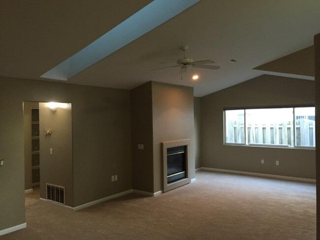 Building Photo - 1010 Hilltop Ln
