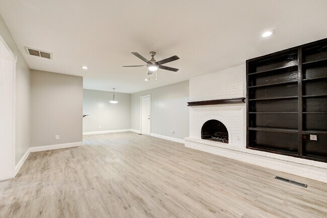 Building Photo - 6804 Lancer Ln