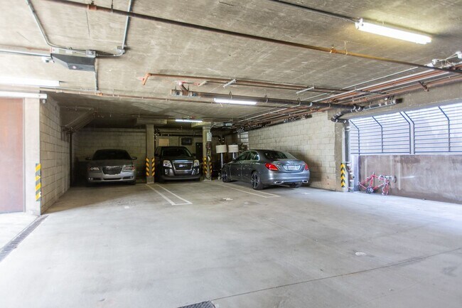 Foto del edificio - 8639 Whitworth Dr