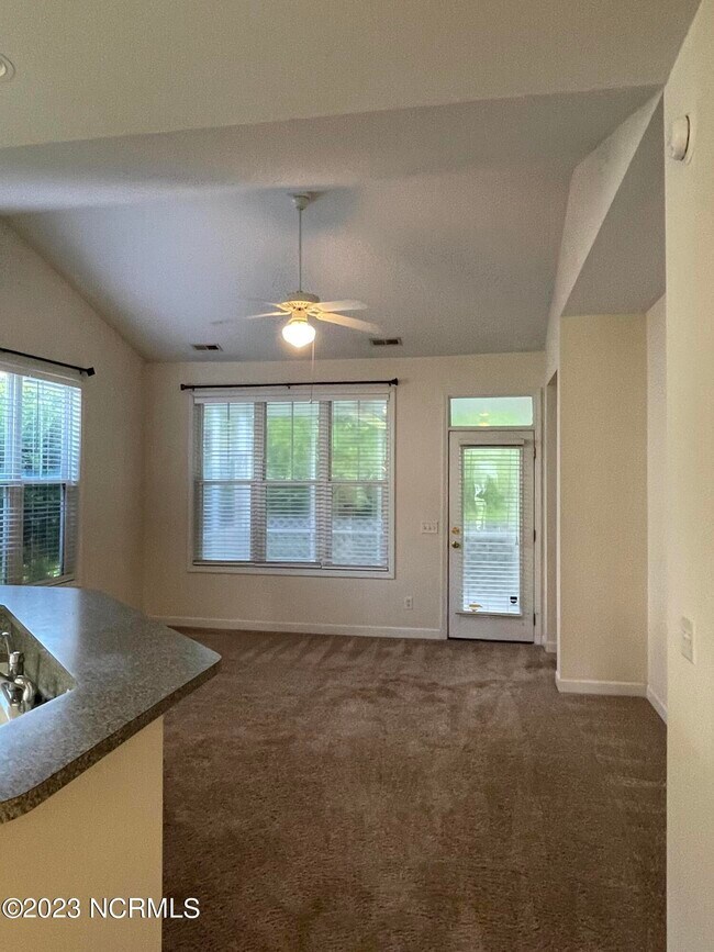 Building Photo - 115 Azalea Dr