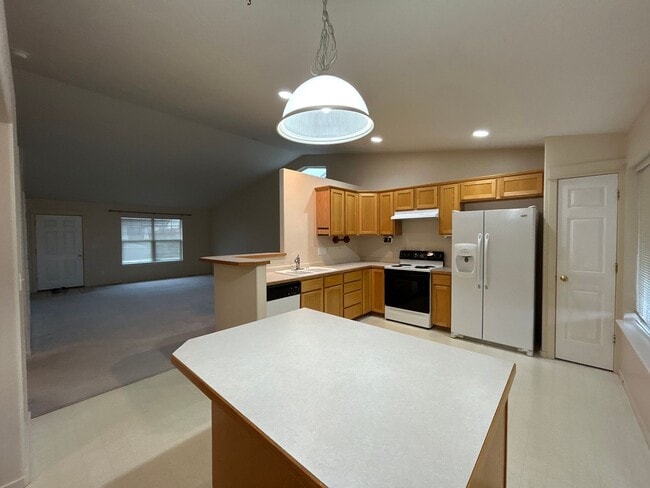 Foto del edificio - 3 Bedroom / 2 Bathroom Home in NE Madras