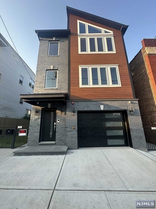 Primary Photo - 319 Renner Ave