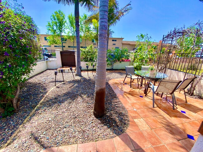 Front yard and outdoor dining - 1626 Reed Ave
