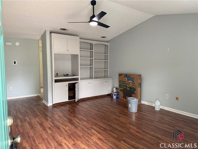 Building Photo - 180 Oak Dr