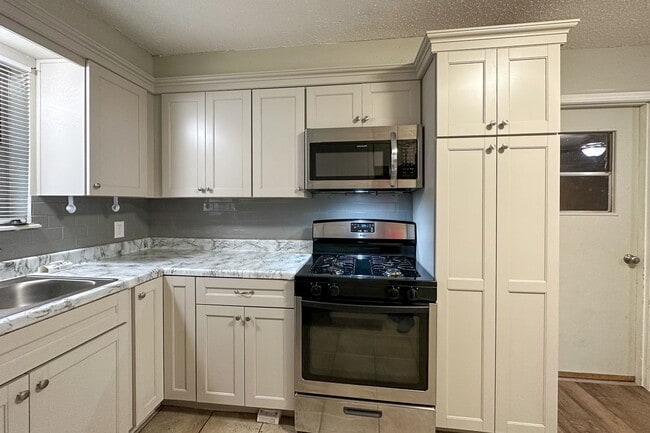 Building Photo - Cozy 3 Bed 2 Bath!