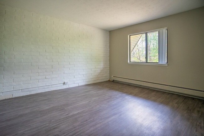 Lliving/Dining Area-Classic - Little Creek Apartments