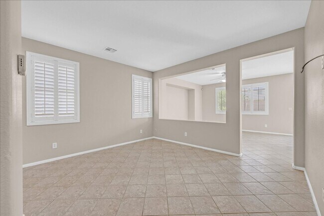 Building Photo - Henderson 4 bedroom plus loft home with bi...