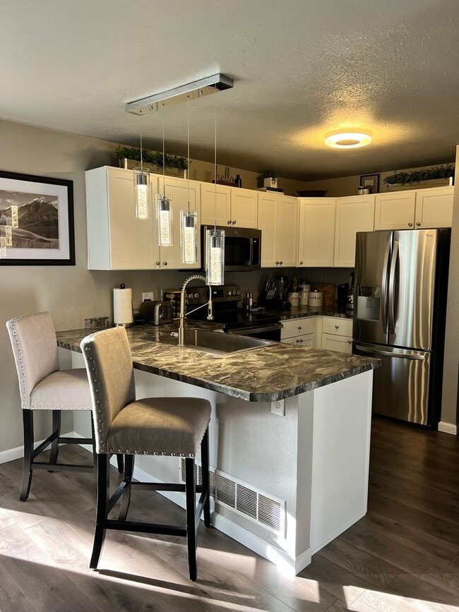 Foto del edificio - Fully Furnished 1 Bed 1 Bath Unit Available NOW!