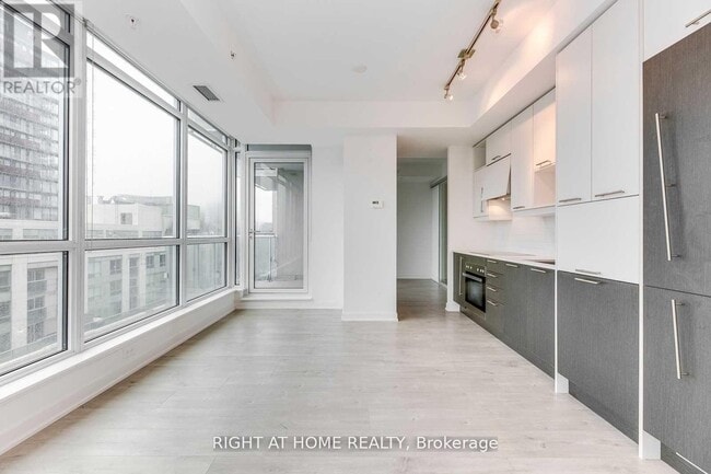 Building Photo - 199 Richmond St W