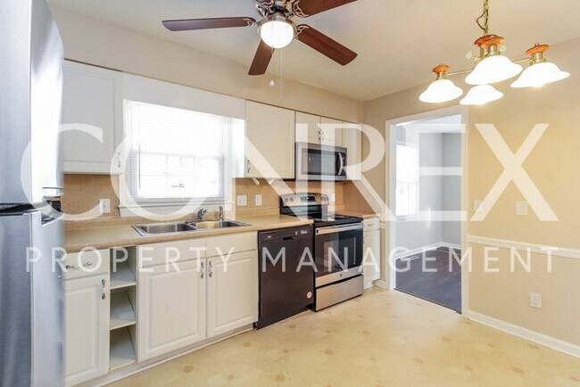 Building Photo - Bright and Sunny 3 Bedroom!